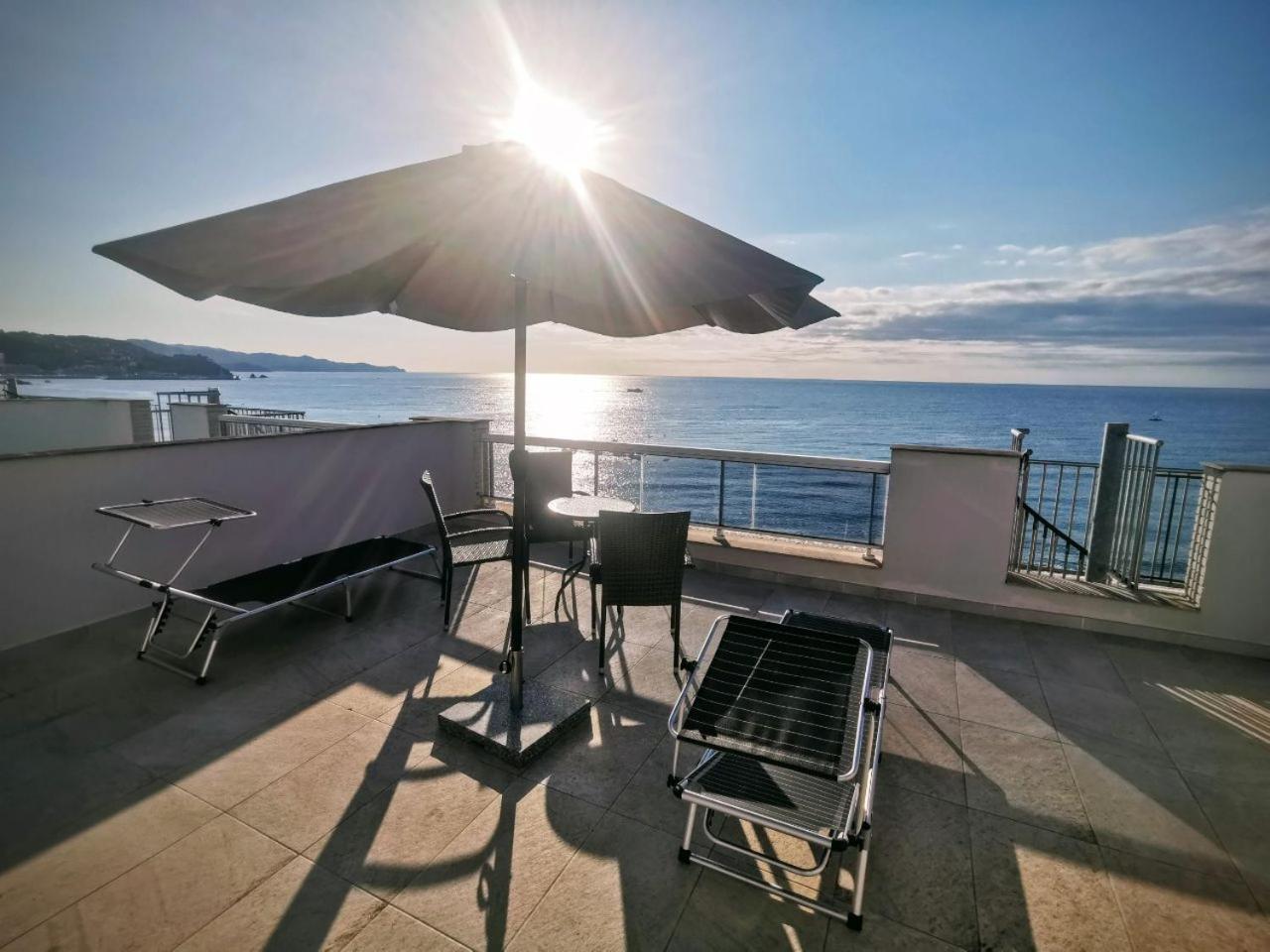 Seafront Apartment In Бланес Екстер'єр фото
